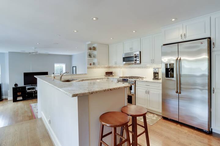 Sojourn Spacious Historic 2 BR with Modern Updates gallery image 4