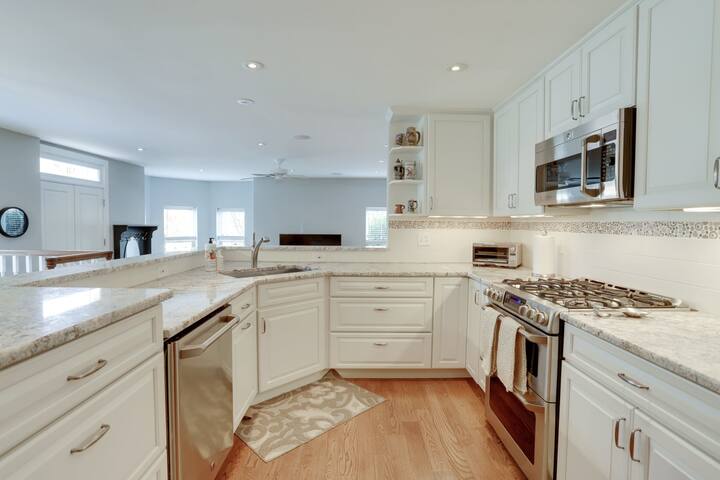 Sojourn Spacious Historic 2 BR with Modern Updates gallery image 5