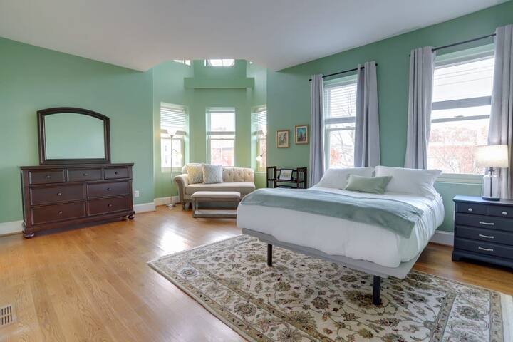 Sojourn Spacious Historic 2 BR with Modern Updates gallery image 2