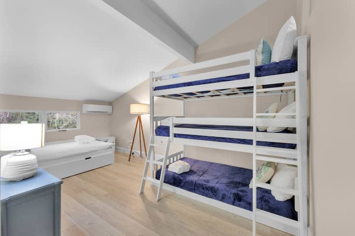 Na katu se nalazi divna soba na kat s krevetom pune veličine s pomoćnim krevetom i tri odvojena kreveta na kat, što stvara šarmantan prostor za zabave u snu za vaše mlađe goste.