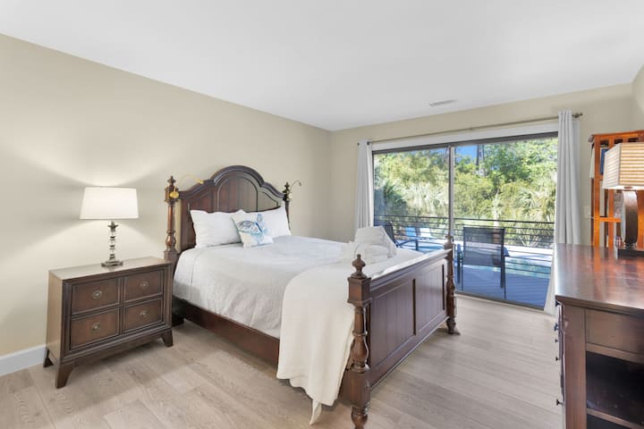 Spavaća soba 5, gornji kat: udoban bračni krevet
✓  Pristup vanjskom balkonu s prekrasnim pogledom na bazen i lagunu