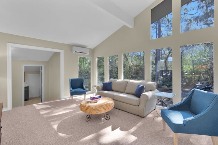 Dnevni boravak, potkrovlje: moderan namještaj s kaučem za spavanje, Smart TV-om i bežičnim pisačem za one koji spajaju prostor.