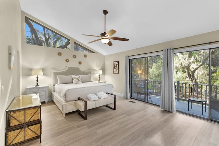 Spavaća soba 1, glavna razina: udoban bračni krevet s privatnim balkonom s garniturom za sjedenje na otvorenom.