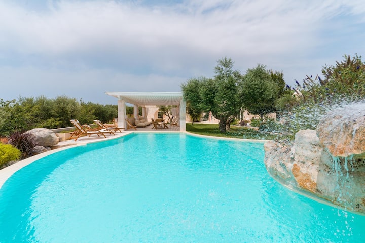 Luxury Trulli Petrantiqua with Pool in Locorotondo
