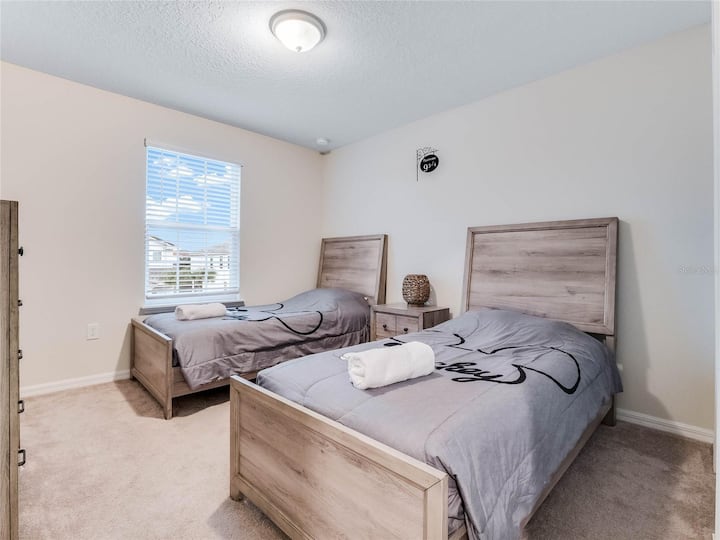 Спалня 4. Спалня с 2 отделни легла „Мики и Мини“ с прилежаща баня извън коридора. 2 единични легла. 2 легла.