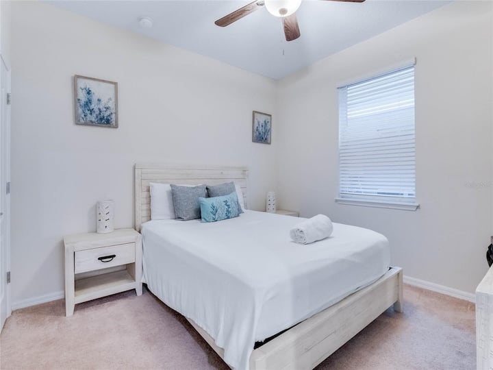 Спалня 1. „Headspace“ Релаксиращ суит с двойно легло и прилежаща баня. Голяма разходка под душа. Спяща 2.