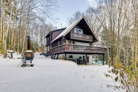 Pet-Friendly Home w/ Deck: 4 Mi to Jay Peak Resort