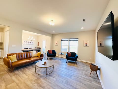 Stylish Townhouse Retreat in Peaceful Harrisburg