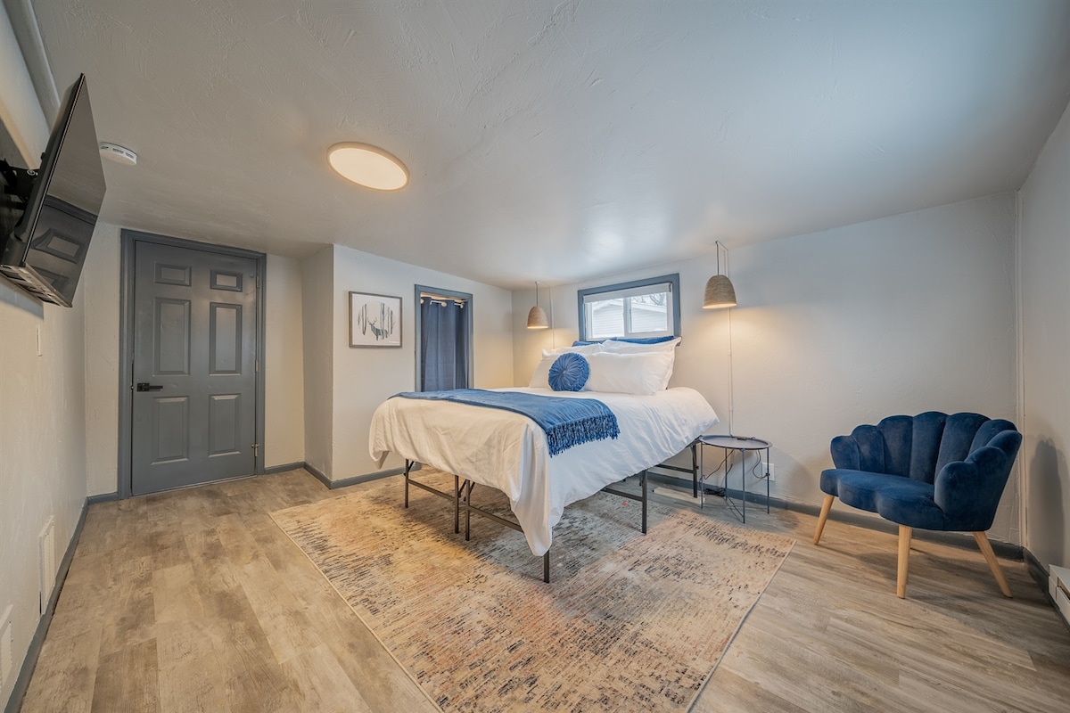 -宽敞的卧室，自然光线明亮，床铺整洁舒适-宁静的色调和舒适的装饰，为安静的夜晚创造了一个宁静的度假胜地-非常适合希望舒适隐私和放松睡眠空间的房客