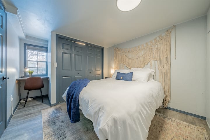 - Acogedor segundo dormitorio con decoración de macramé, iluminación cálida y ropa de cama lujosa. - Los amplios armarios ofrecen espacio de almacenamiento para estancias prolongadas y cómodas. - El diseño tranquilo hace que esta habitación sea perfecta para relajarse y descansar.