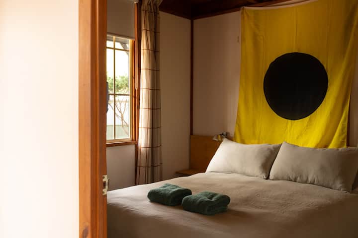 躺在一张标准双人床上，包括Sealy床垫上的床单，让您睡个好觉。