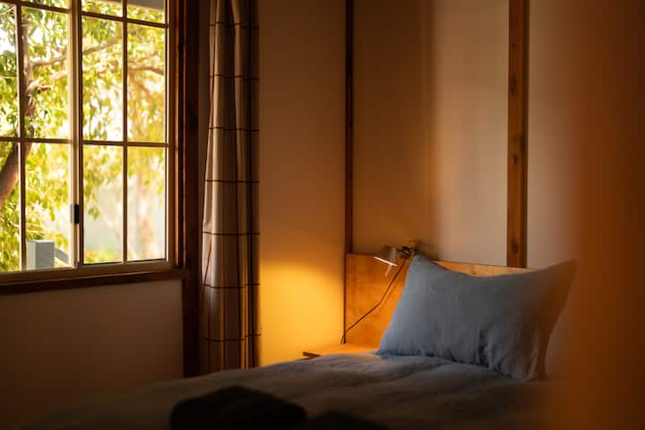 带可调节扶手的床头灯，可供阅读/活动