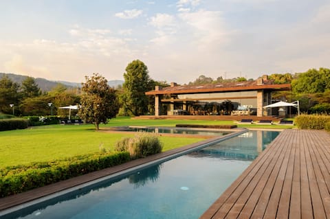 El Salto: Luxury Ranch with Lake View