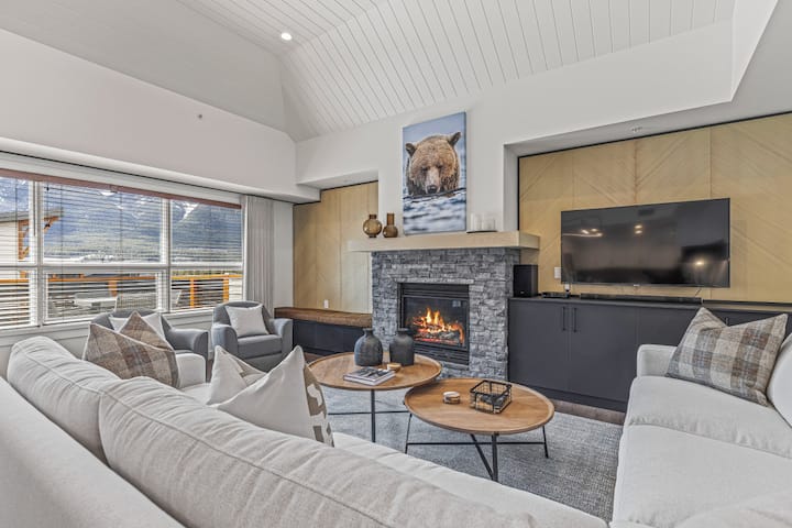 Mountain Photo Shoot Haven | Luxury Penthouse - Canmore