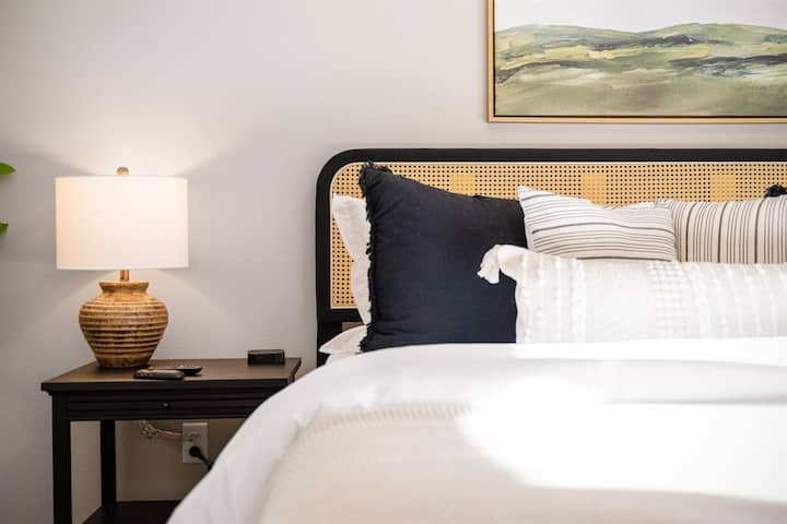 מיטת קינג סייז נוחה בקומה הראשית כדי לנוח טוב בלילה.