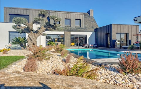 Nice home in Plouhinec