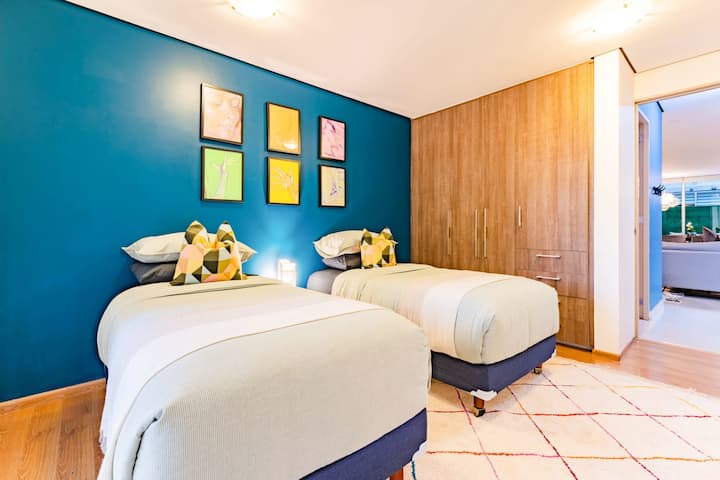 Კარადა 2 სტუმრისთვის საკმარისი სივრცე