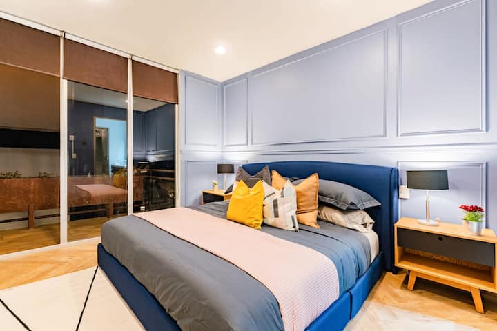 Ამ ოთახს, ასევე, აქვს პირდაპირი წვდომა აივანზე