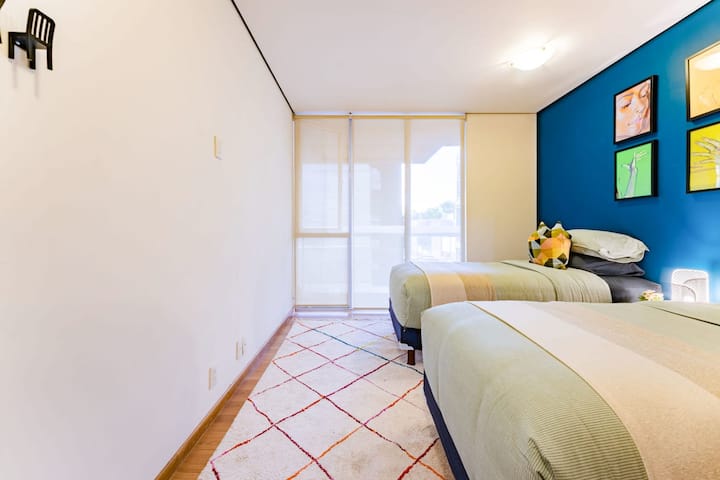 Არსებობს ოთახის გამუქებული ფერები, რომლებიც კარგად დასვენებაში დაგეხმარებათ