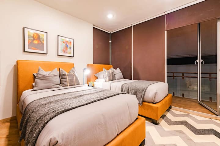 2 ერთადგილიანი საწოლი და აივანზე პირდაპირი გასასვლელი