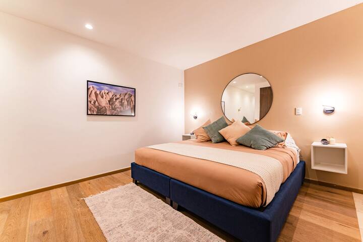 Trendy Roma Group Getaway, City Views & Walkable gallery image 2