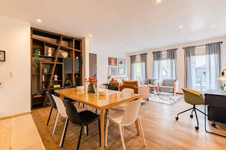 Trendy Roma Group Getaway, City Views & Walkable gallery image 3