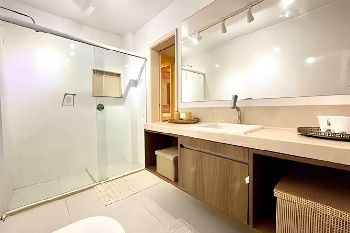 Spacious and modern next to Leblon beach! gallery image 5