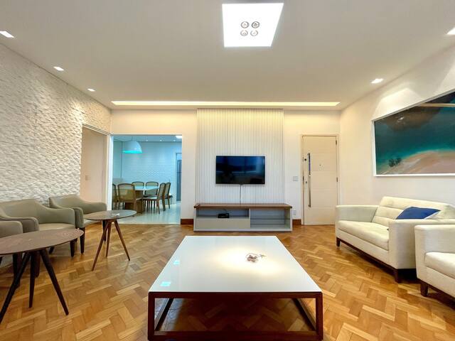 Spacious and modern next to Leblon beach! gallery image 2