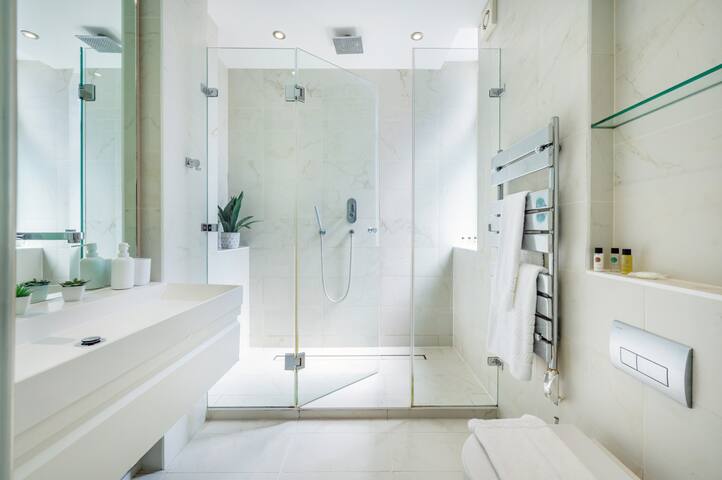 Chic & Luxurious Covent Garden Penthouse gallery image 5