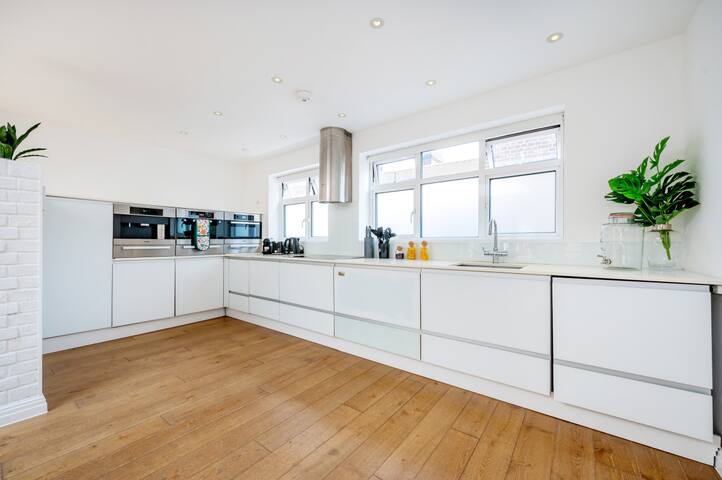 Chic & Luxurious Covent Garden Penthouse gallery image 4