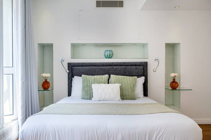 Chic & Luxurious Covent Garden Penthouse