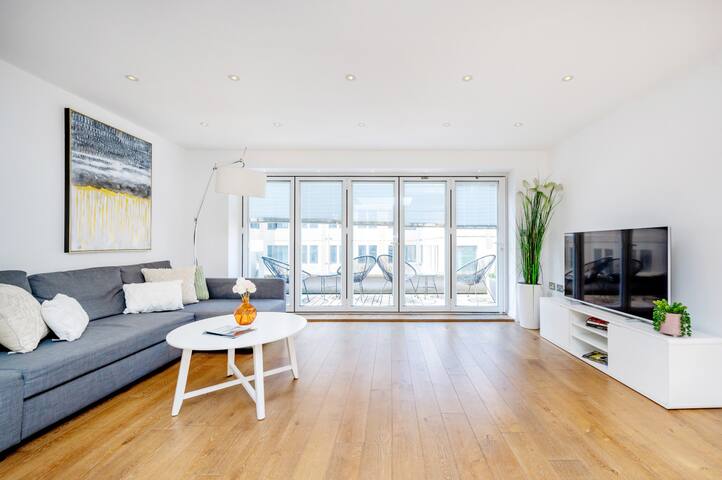 Chic & Luxurious Covent Garden Penthouse gallery image 3