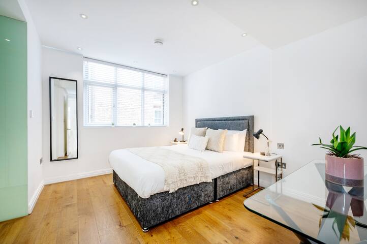 Chic & Luxurious Covent Garden Penthouse gallery image 2