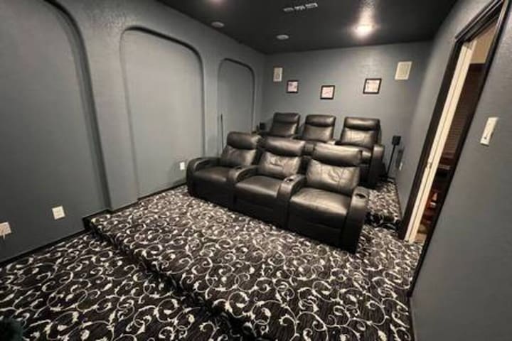 Home Theater, Game Room and Close to Everything!