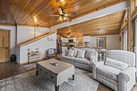 Vacation Cabin minutes from Lake George w/ Hot Tub