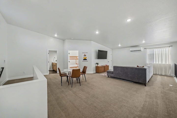 ¡Sala de estar en el piso de arriba con sofá, TV inteligente y mesa de cartas!