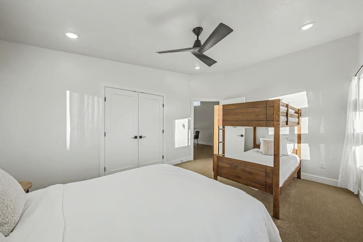 ¡Dormitorio 2 con cama tamaño queen y litera!