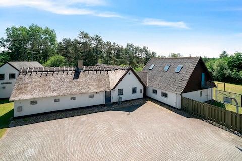13-room holiday home, 500 m to the beach