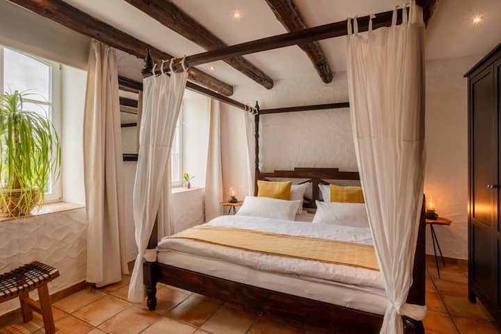 O sonho de uma cama de dossel – sonhos celestiais e doces. Relaxamento absoluto.