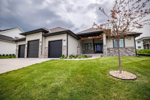 Luxury Retreat: Modern 5BR Ranch in Bennington