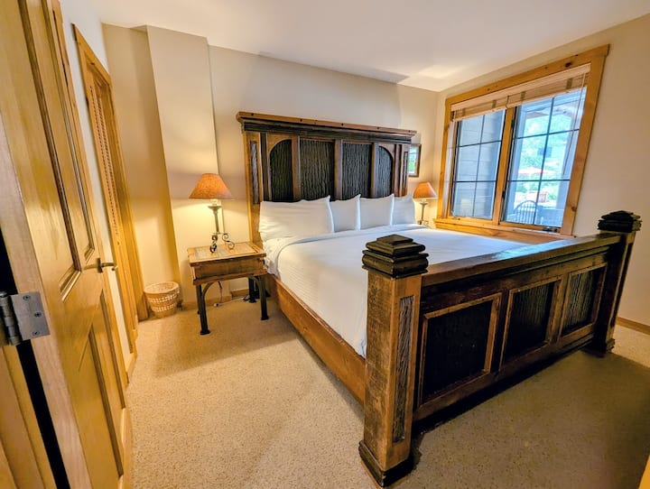 Уютна спалня с елегантни дървени мебели