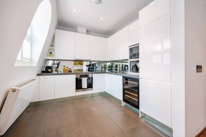 Chic 2 Bedroom in South Kensington gallery image 3