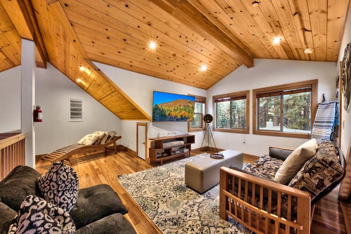 Eneo kubwa la burudani katika nyumba ya mbao ya South Lake Tahoe yenye viti vya starehe na mandhari ya milima, likitoa sehemu ya ziada ya kukaa kwa ajili ya familia na makundi kupumzika.