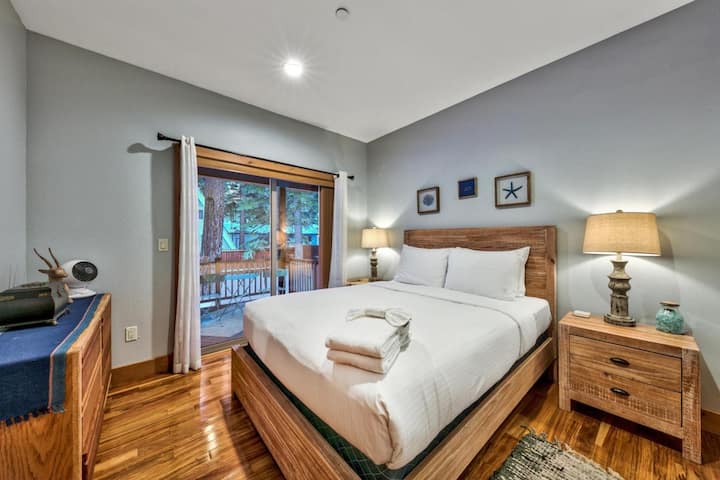 Chumba cha kulala cha nyumba ya mbao cha South Lake Tahoe chenye starehe kilicho na kitanda cha ukubwa wa queen, dirisha kubwa na fanicha za mtindo wa nyumba ya mapumziko ya milimani zenye kuvutia, kinachotoa mapumziko ya utulivu baada ya kuteleza kwenye theluji, kupanda milima au kutalii Ziwa Tahoe.