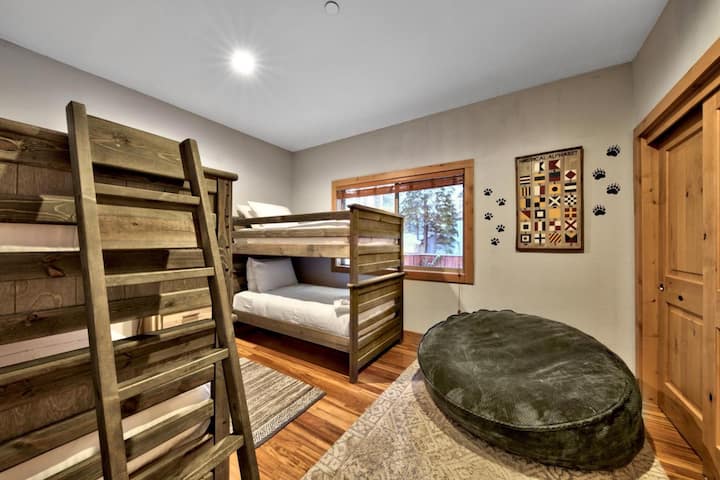 Chumba cha vitanda vya ghorofa kinachofaa familia katika nyumba ya mbao ya South Lake Tahoe chenye seti mbili za vitanda vya ghorofa vya ukubwa wa mtu mmoja, na kutoa vitanda vinne mahususi na sehemu inayoweza kubadilika ya kulala kwa ajili ya watoto na makundi.