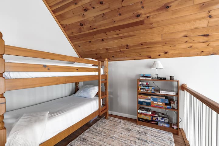 Зона за игра с двуетажно легло и много настолни игри за забавление