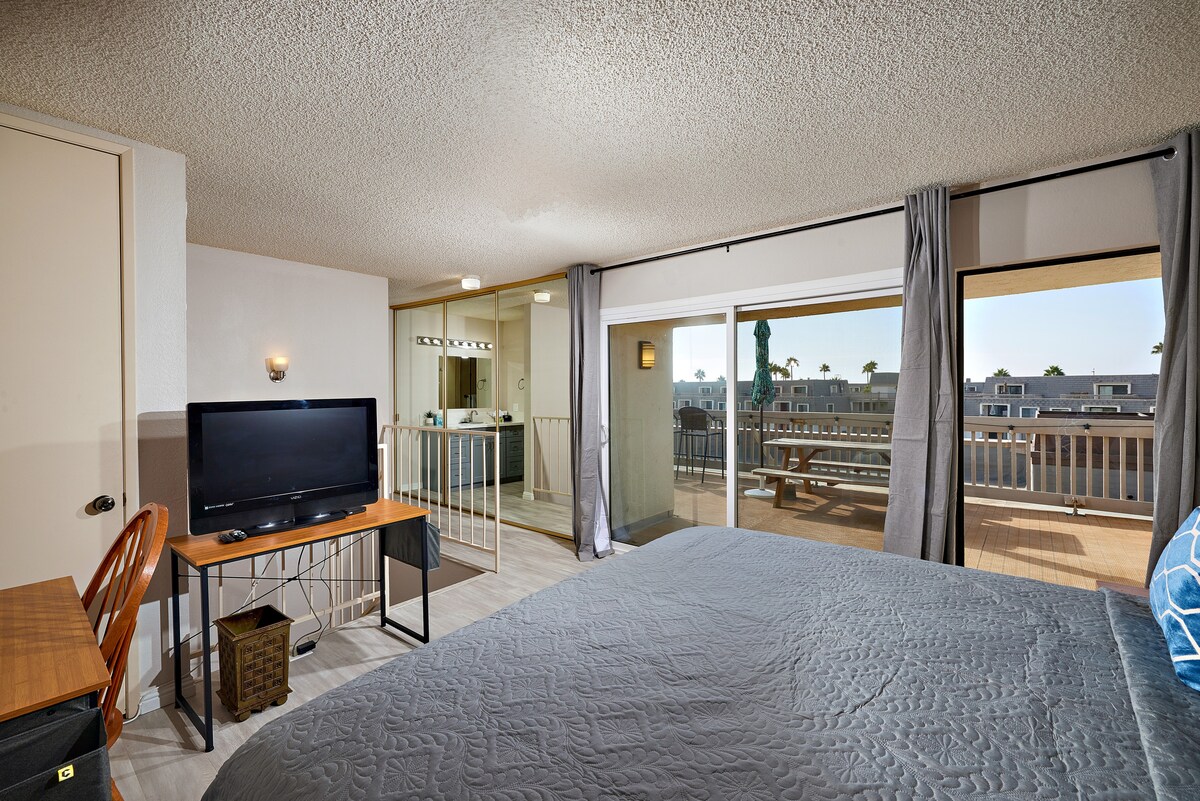 Пристапете до балконот на покривот од главната спална соба