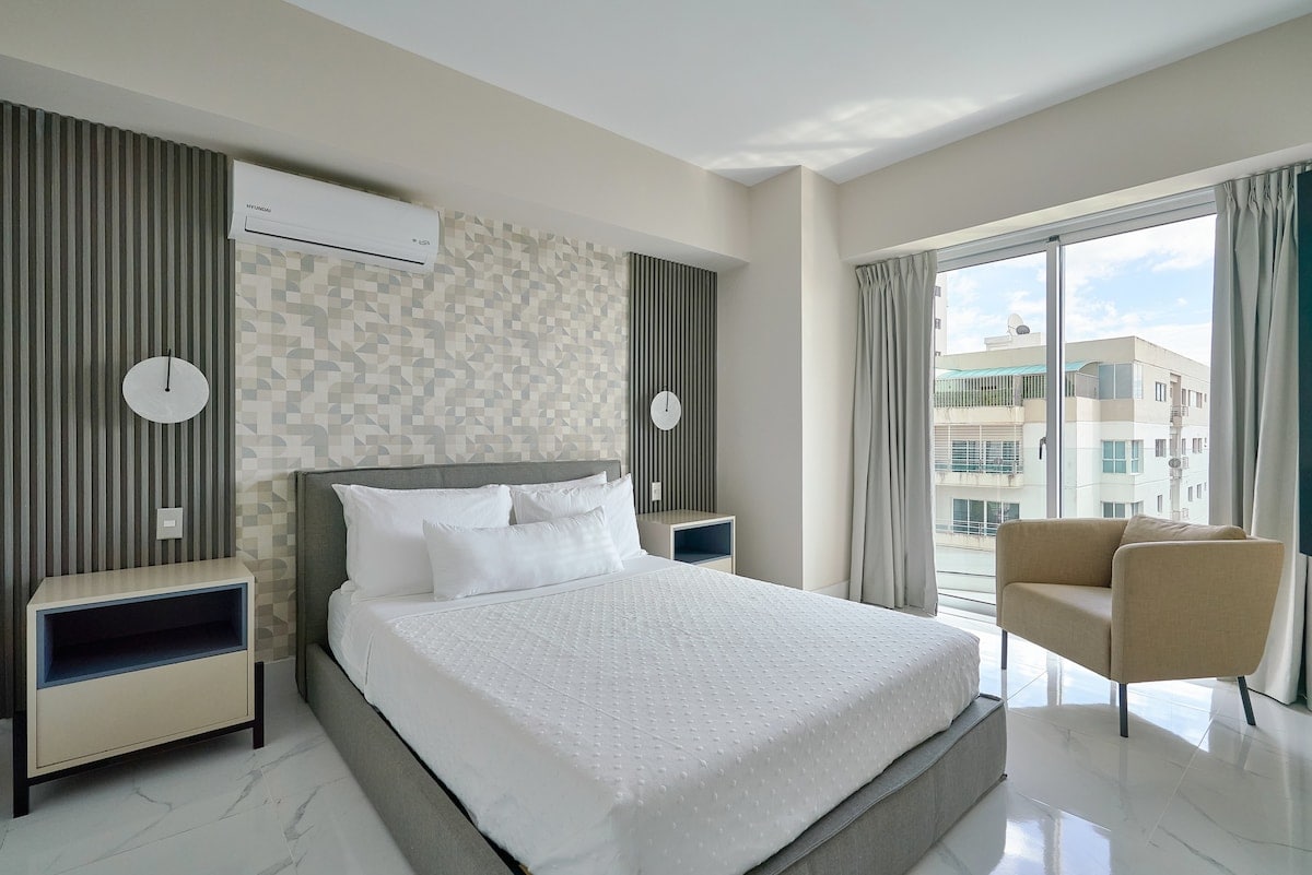 Დაისვენეთ კომფორტულად ჩვენს ფართო საძინებელში, სადაც არის მყუდრო საწოლი, გამაგრილებელი A/C, ტანსაცმლის საკმარისი სათავსო და ცალკე სააბაზანო — იდეალური დასვენება დასვენებისა და განტვირთვისთვის.