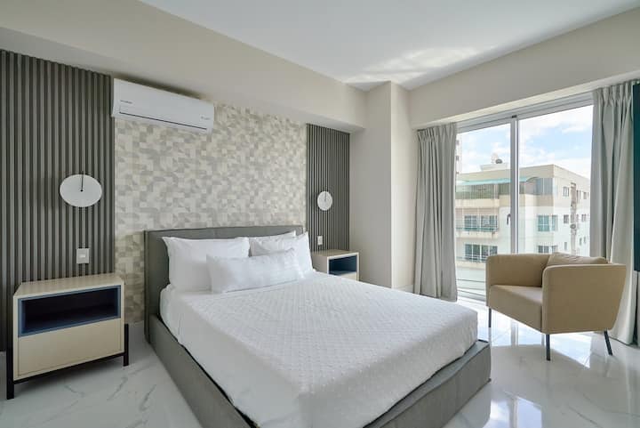 Oddýchnite si v pohodlí našej priestornej spálne s útulnou manželskou posteľou, osviežujúcou klimatizáciou, dostatočným úložným priestorom na oblečenie a vlastnou kúpeľňou – váš dokonalý oddychový a relaxačný priestor.