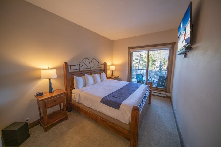 Примамлива главна спална соба со пристап до балкон